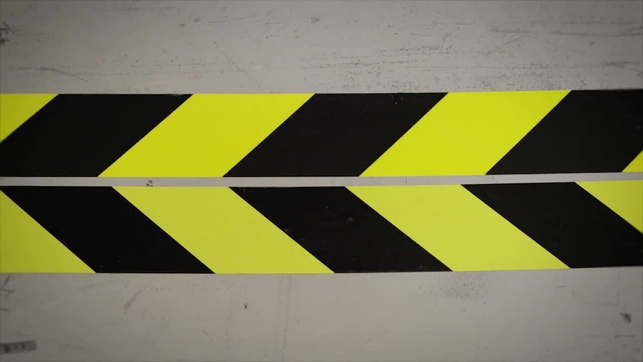 香港街道安全新革命：不銹鋼鐵馬與防滑貼的城市守護力量